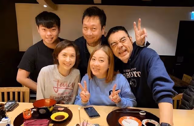 59歲劉青雲斬獲金像獎影帝,相愛25年背後的女人終於出來秀恩愛了