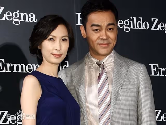 59歲劉青雲斬獲金像獎影帝,相愛25年背後的女人終於出來秀恩愛了