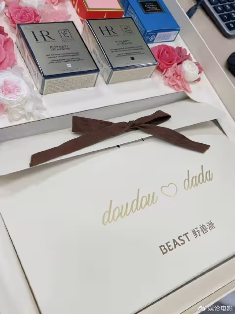 竇驍何超蓮婚禮現場曝光,充滿浪漫奢華的格調,何超蓮打扮像仙女