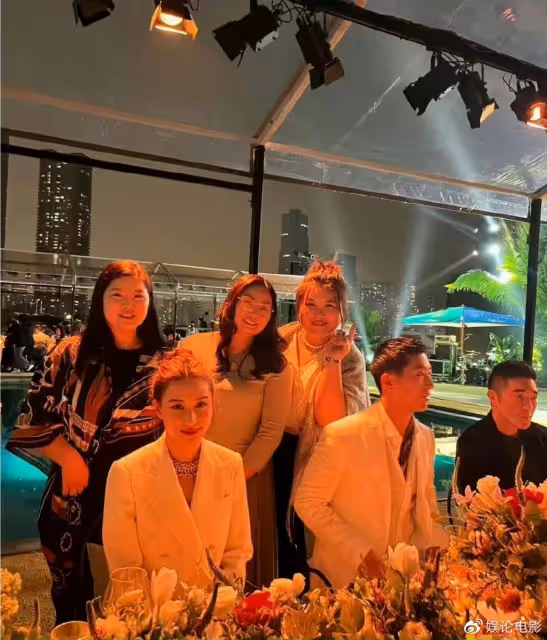 竇驍何超蓮婚禮現場曝光,充滿浪漫奢華的格調,何超蓮打扮像仙女