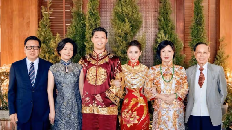 何超蓮竇驍官宣結婚，舉辦中式婚禮，穿婚服與家人合照喜慶熱鬧