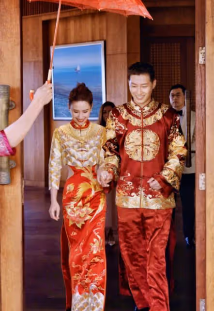 何超蓮竇驍官宣結婚,舉辦中式婚禮,穿婚服與家人合照喜慶熱鬧