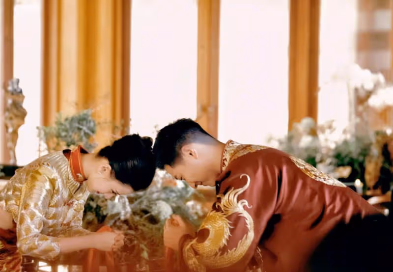 何超蓮竇驍官宣結婚,舉辦中式婚禮,穿婚服與家人合照喜慶熱鬧