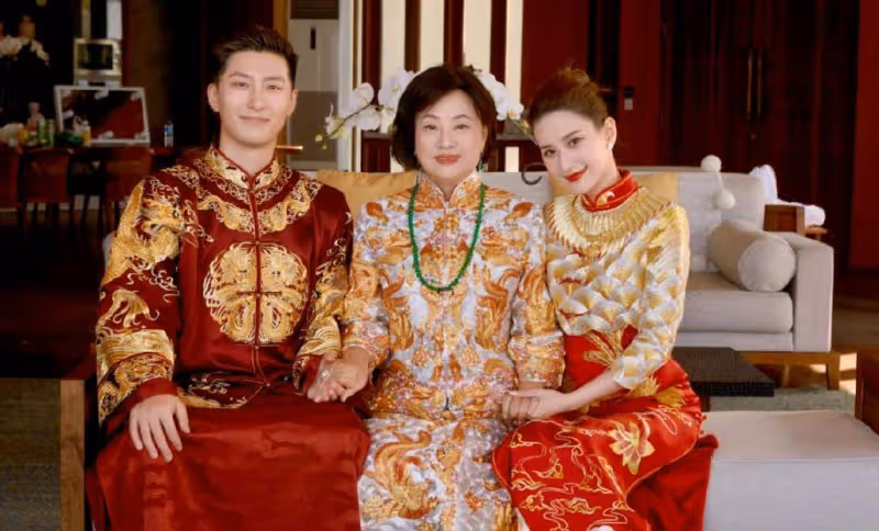 何超蓮竇驍官宣結婚,舉辦中式婚禮,穿婚服與家人合照喜慶熱鬧