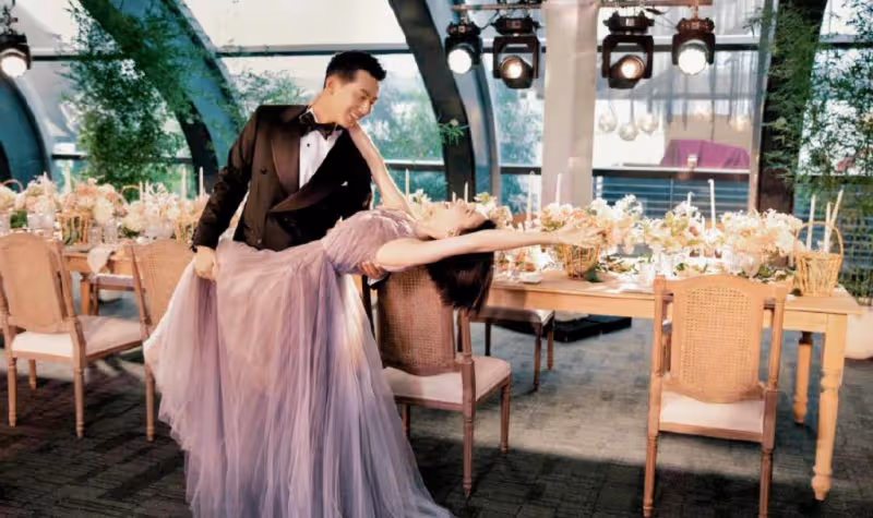 何超蓮竇驍官宣結婚,舉辦中式婚禮,穿婚服與家人合照喜慶熱鬧