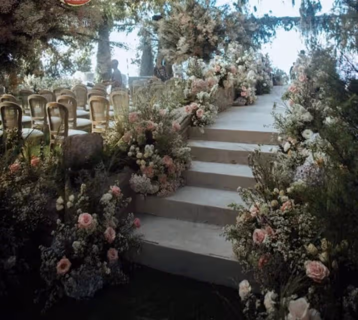 何超蓮竇驍官宣結婚,舉辦中式婚禮,穿婚服與家人合照喜慶熱鬧