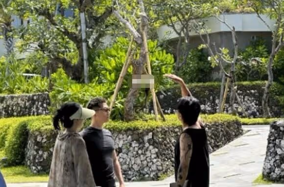 何超蓮竇驍官宣結婚,舉辦中式婚禮,穿婚服與家人合照喜慶熱鬧