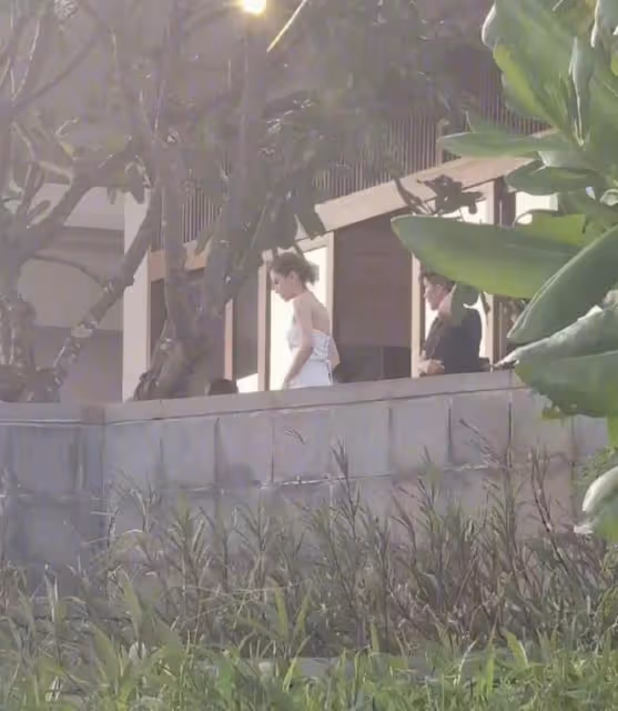 何超蓮竇驍官宣結婚,舉辦中式婚禮,穿婚服與家人合照喜慶熱鬧