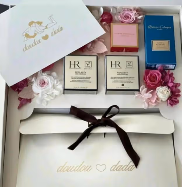 何超蓮竇驍官宣結婚,舉辦中式婚禮,穿婚服與家人合照喜慶熱鬧