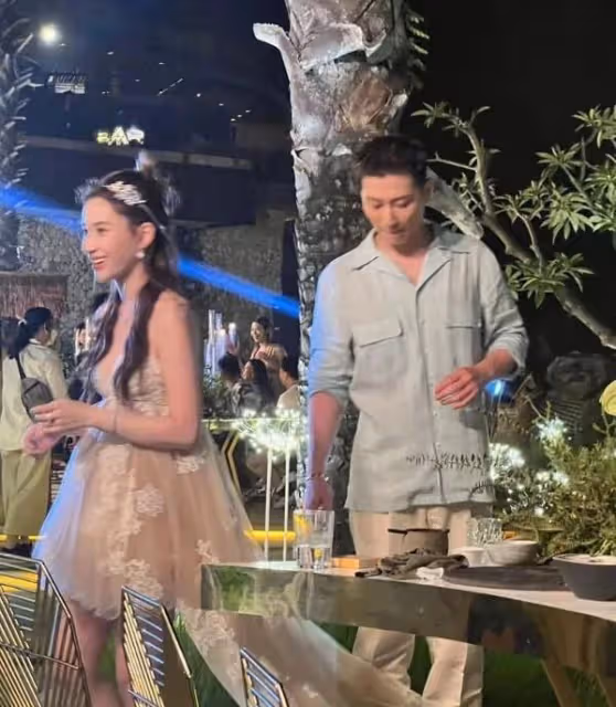 何超蓮竇驍官宣結婚,舉辦中式婚禮,穿婚服與家人合照喜慶熱鬧