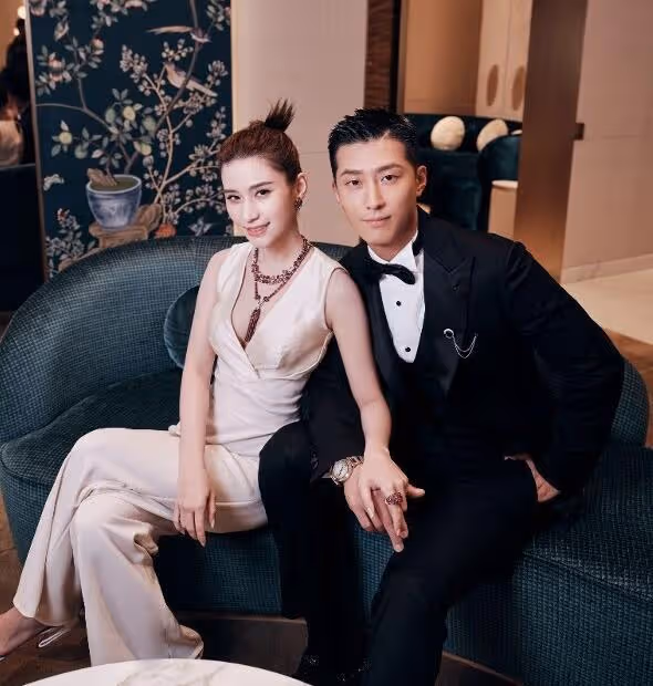 何超蓮竇驍官宣結婚,舉辦中式婚禮,穿婚服與家人合照喜慶熱鬧