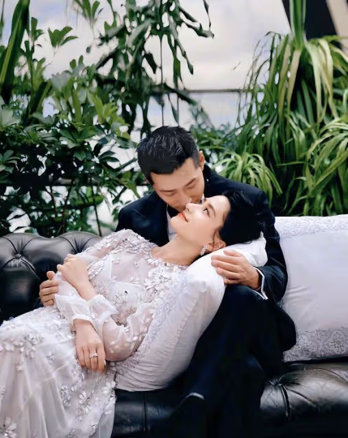 何超蓮竇驍官宣結婚,舉辦中式婚禮,穿婚服與家人合照喜慶熱鬧