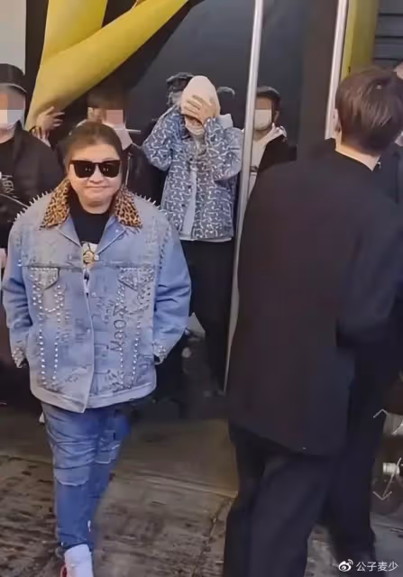 51歲韓紅暴瘦40斤!扎丸子頭身似少女,至今未婚的她令人心疼