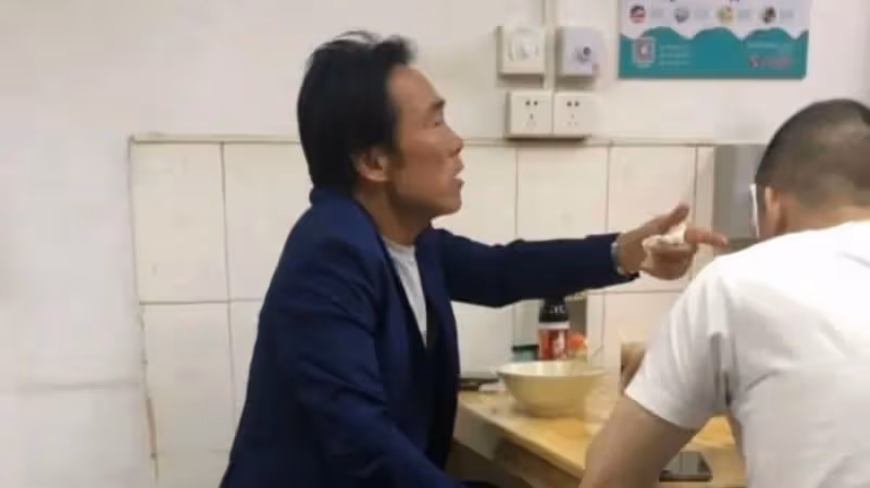 香港老戲骨定居內地！吃8元快餐接地氣，卻被小嬌妻騙走所有家產