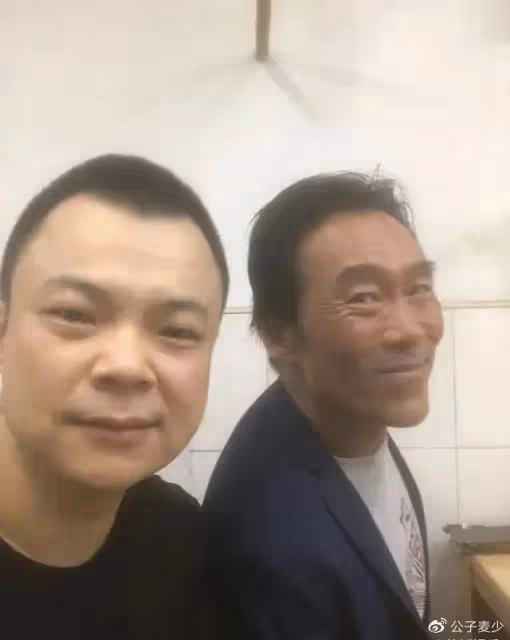 香港老戲骨定居內地!吃8元快餐接地氣,卻被小嬌妻騙走所有家產