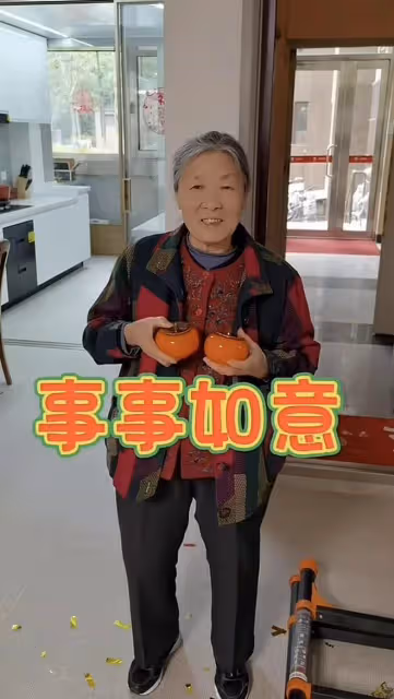 劉和剛攜父母搬家一家十口罕露面,小10歲老婆驚艷,倆娃顏值似爸