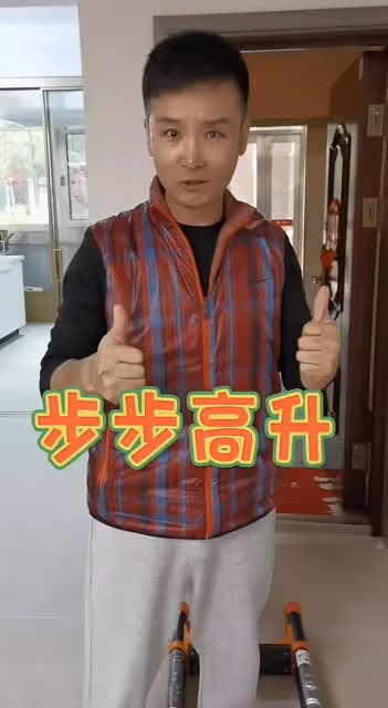 劉和剛攜父母搬家一家十口罕露面,小10歲老婆驚艷,倆娃顏值似爸