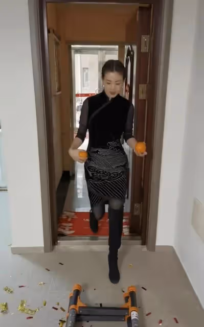 劉和剛攜父母搬家一家十口罕露面,小10歲老婆驚艷,倆娃顏值似爸