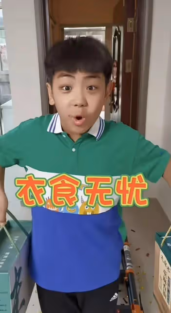 劉和剛攜父母搬家一家十口罕露面,小10歲老婆驚艷,倆娃顏值似爸