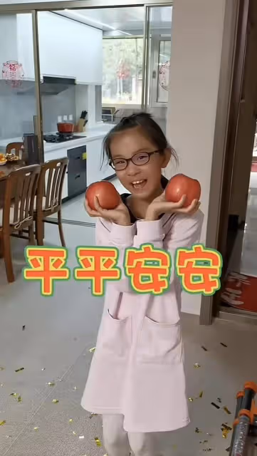 劉和剛攜父母搬家一家十口罕露面,小10歲老婆驚艷,倆娃顏值似爸