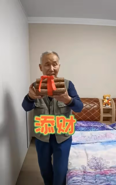劉和剛攜父母搬家一家十口罕露面，小10歲老婆驚艷，倆娃顏值似爸