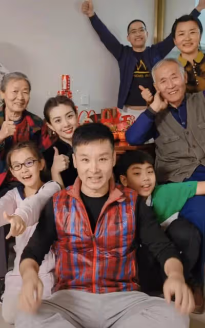 劉和剛攜父母搬家一家十口罕露面，小10歲老婆驚艷，倆娃顏值似爸