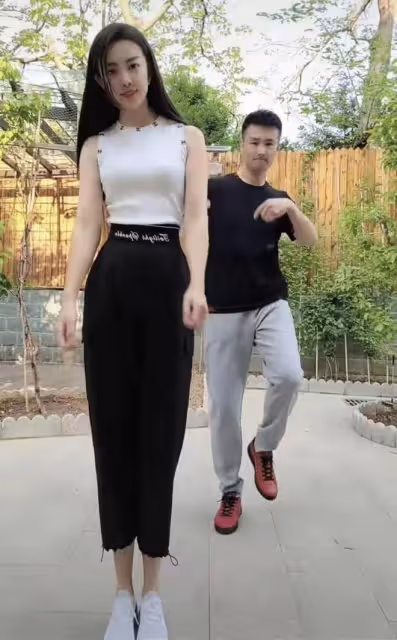 劉和剛攜父母搬家一家十口罕露面，小10歲老婆驚艷，倆娃顏值似爸