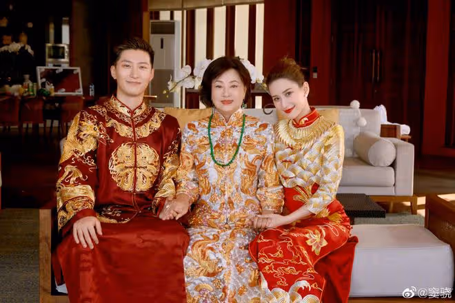 何超蓮大婚,三太陳婉珍帝王綠翡翠搶鏡,被扒價格更勝四太梁安琪
