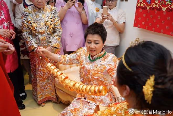 何超蓮大婚,三太陳婉珍帝王綠翡翠搶鏡,被扒價格更勝四太梁安琪