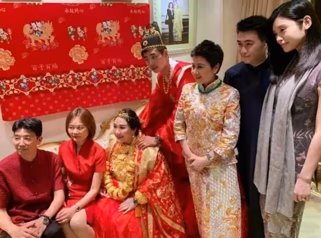 何超蓮大婚,三太陳婉珍帝王綠翡翠搶鏡,被扒價格更勝四太梁安琪