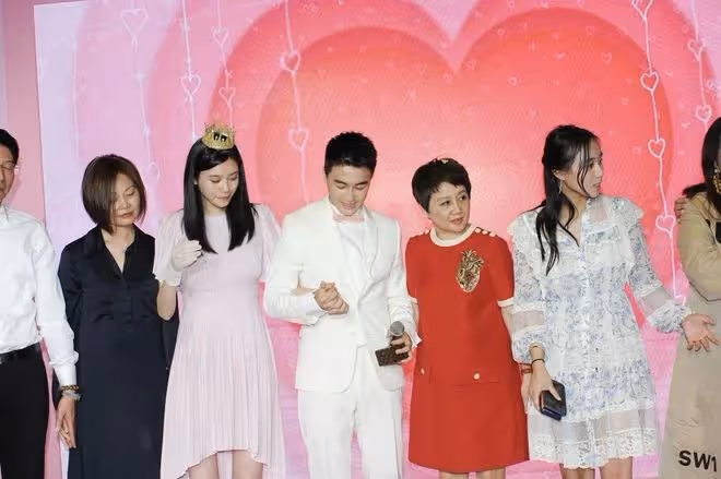 何超蓮大婚,三太陳婉珍帝王綠翡翠搶鏡,被扒價格更勝四太梁安琪