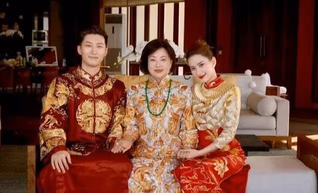 竇驍何超蓮：婚禮前夜互擺臉色不交流，疑與重要人物缺席婚禮有關