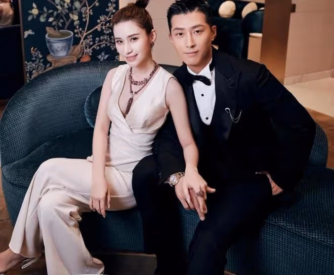 竇驍何超蓮大婚!新娘膚白貌美身材好,新郎陽光俊朗,伴郎、伴娘團也高顏值
