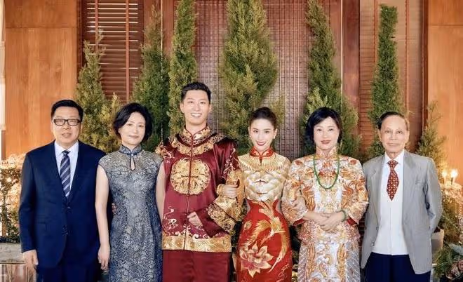 竇驍何超蓮大婚!新娘膚白貌美身材好,新郎陽光俊朗,伴郎、伴娘團也高顏值
