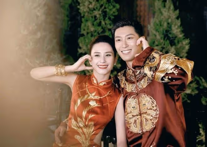 竇驍何超蓮大婚!新娘膚白貌美身材好,新郎陽光俊朗,伴郎、伴娘團也高顏值