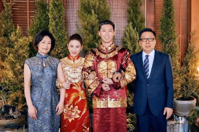 何超蓮竇驍大婚!伴娘團美艷大方,伴郎團帥氣逼人,內場布置奢華