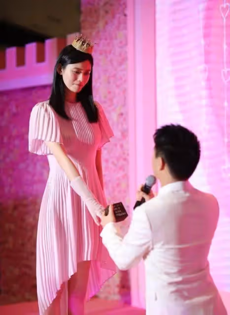 同是「嫁入」豪門，奚夢瑤竇驍待遇不同，昔日緋聞對象終成一家人