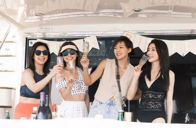 香港知名女星包豪華遊艇出海，穿泳裝曬事業線，網友：滿屏大長腿