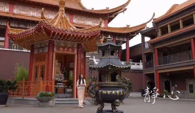 56歲港圈女神近照曝光！面部僵硬、下巴突出，被質疑醫美失敗