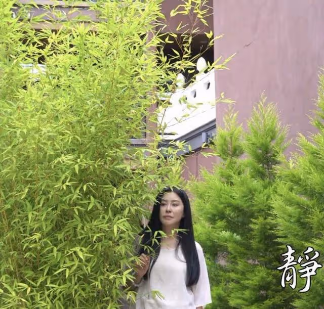 56歲港圈女神近照曝光！面部僵硬、下巴突出，被質疑醫美失敗