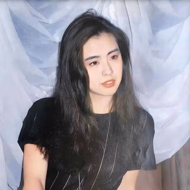 56歲港圈女神近照曝光！面部僵硬、下巴突出，被質疑醫美失敗