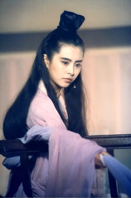 56歲港圈女神近照曝光！面部僵硬、下巴突出，被質疑醫美失敗