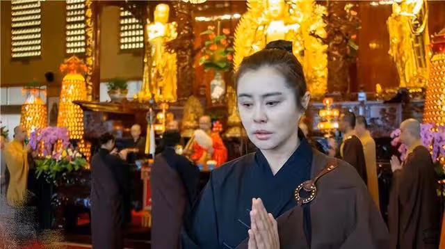 56歲港圈女神近照曝光！面部僵硬、下巴突出，被質疑醫美失敗