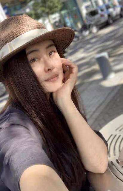 56歲港圈女神近照曝光！面部僵硬、下巴突出，被質疑醫美失敗