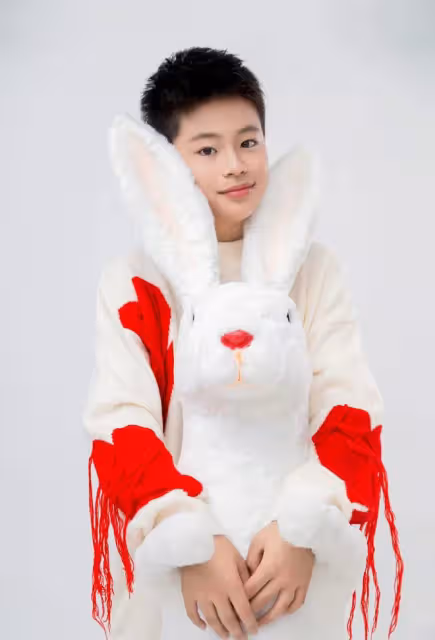 蔡國慶為兒子辦宴席慶生！12歲慶慶容貌大變，濃眉大眼撞臉林志穎