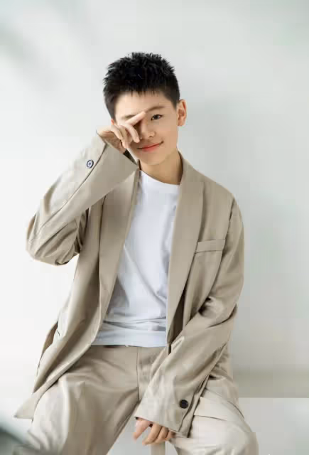 蔡國慶為兒子辦宴席慶生！12歲慶慶容貌大變，濃眉大眼撞臉林志穎