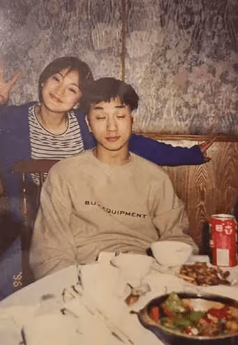 黃覺深夜曬照，稱妻子為「女生「，曾與周迅交好多年卻娶麥子為妻