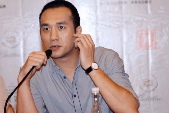 黃覺深夜曬照，稱妻子為「女生「，曾與周迅交好多年卻娶麥子為妻