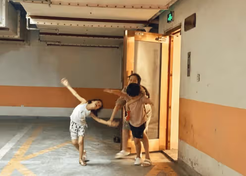 黃覺深夜曬照，稱妻子為「女生「，曾與周迅交好多年卻娶麥子為妻