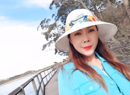 54歲田震近況曝光，臉部浮腫不自然，無兒無女自在遊玩，定居海外